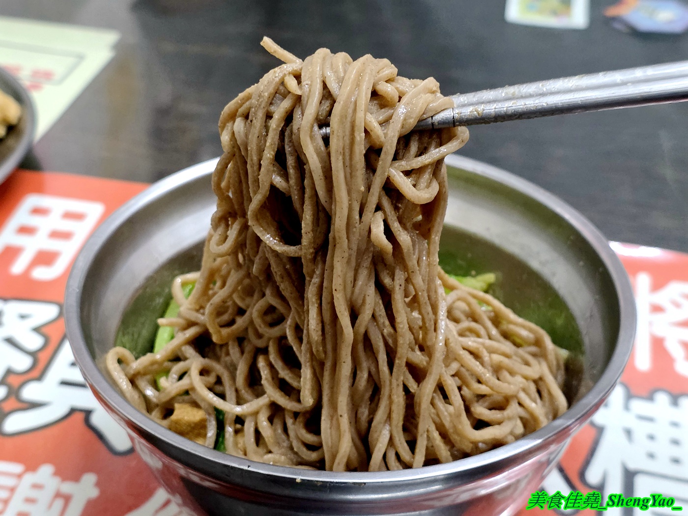 [台中沙鹿]蓮中素食 – 個人心目中的沙鹿素食王者，光麵類就有十多種還有小菜和滷味，大推炒麵，好吃又大份量。