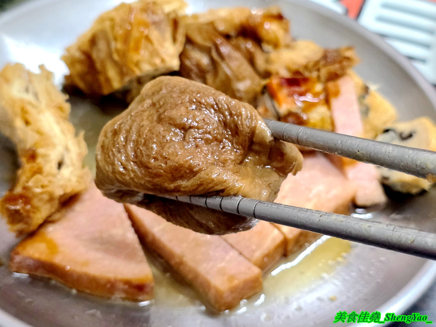 [台中沙鹿]蓮中素食 – 個人心目中的沙鹿素食王者，光麵類就有十多種還有小菜和滷味，大推炒麵，好吃又大份量。