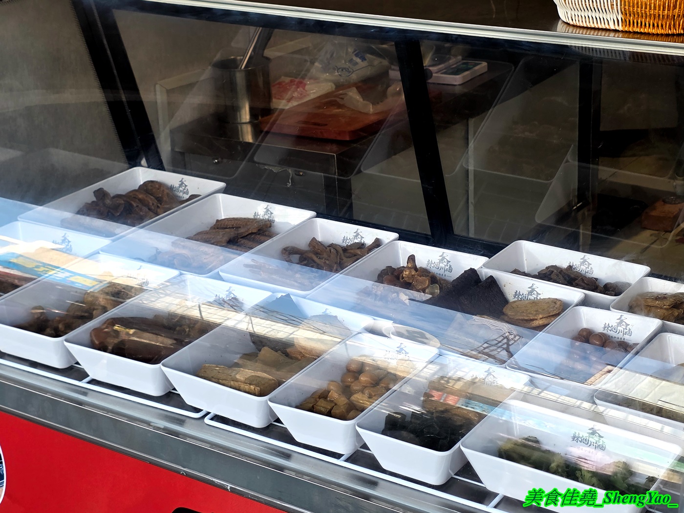 [台中沙鹿]辣個川滷 – 海線新品牌的川味冷滷專賣店，由川菜廚師學來的四川冷滷手法，滷味可選擇辣與不辣，食材還有少見的蓮藕片和千張。