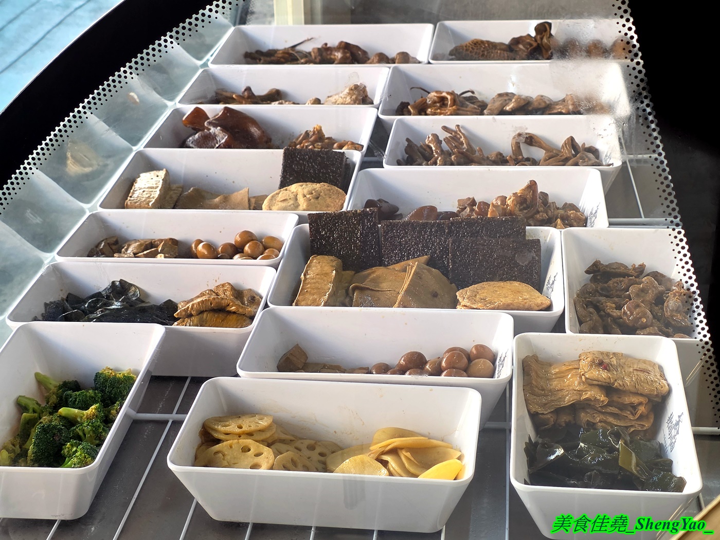 [台中沙鹿]辣個川滷 – 海線新品牌的川味冷滷專賣店，由川菜廚師學來的四川冷滷手法，滷味可選擇辣與不辣，食材還有少見的蓮藕片和千張。