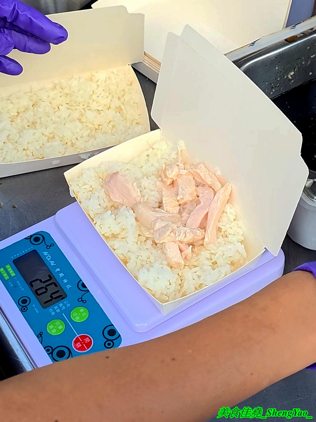 [台中梧棲]肆 雞肉飯 – 海線吃到最接近嘉義口味的雞肉飯，店面不到2坪只能外帶，雞肉飯超級好吃，還能加半熟蛋。
