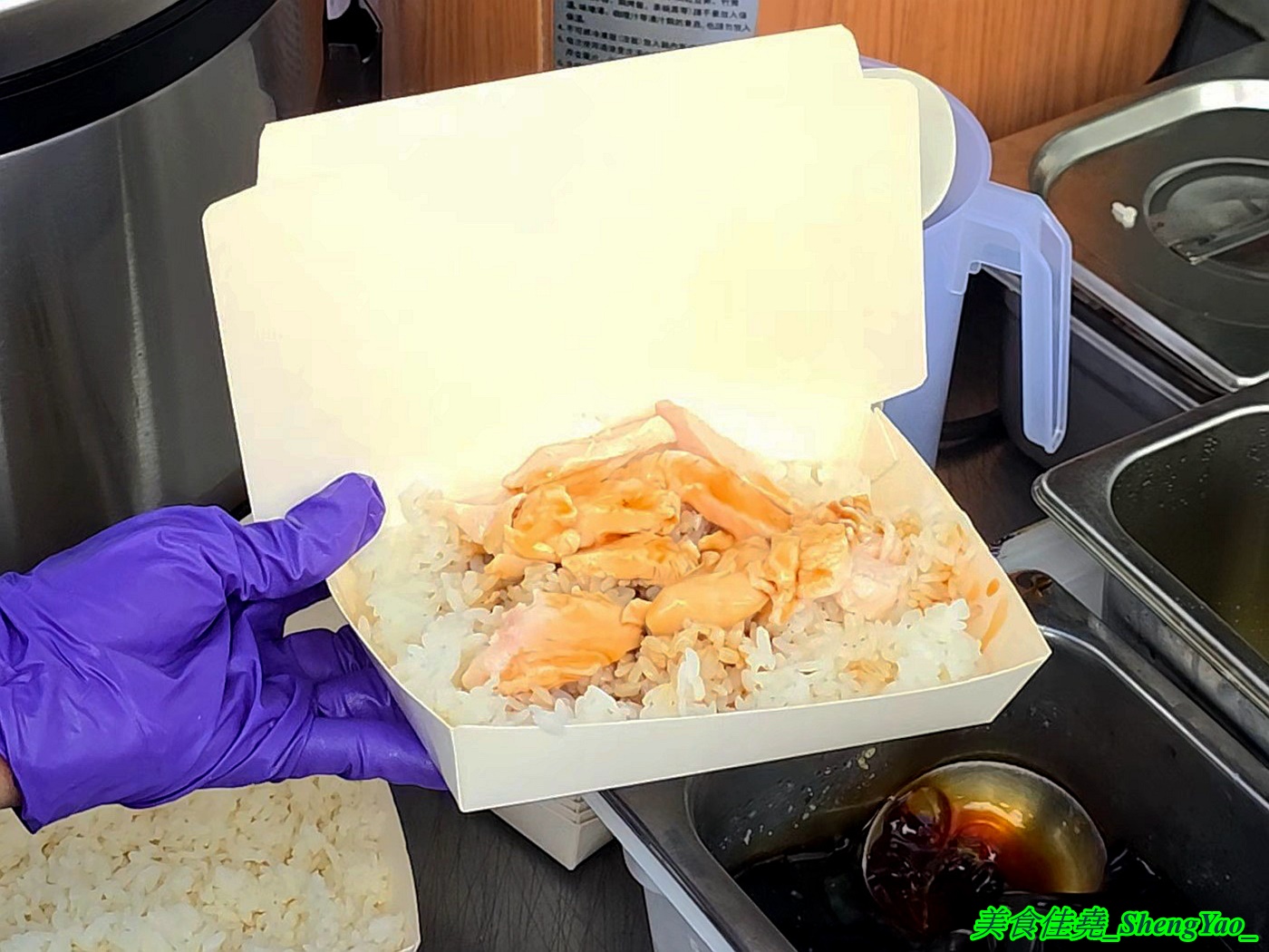 [台中梧棲]肆 雞肉飯 – 海線吃到最接近嘉義口味的雞肉飯，店面不到2坪只能外帶，雞肉飯超級好吃，還能加半熟蛋。