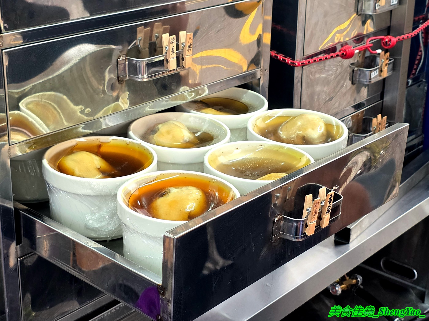 [台中梧棲]圓盅雞湯 – 海線梧棲限定版燉盅雞湯餐車，7種雞湯口味各有特色，雞腿是整隻大骨腿，超霸氣。