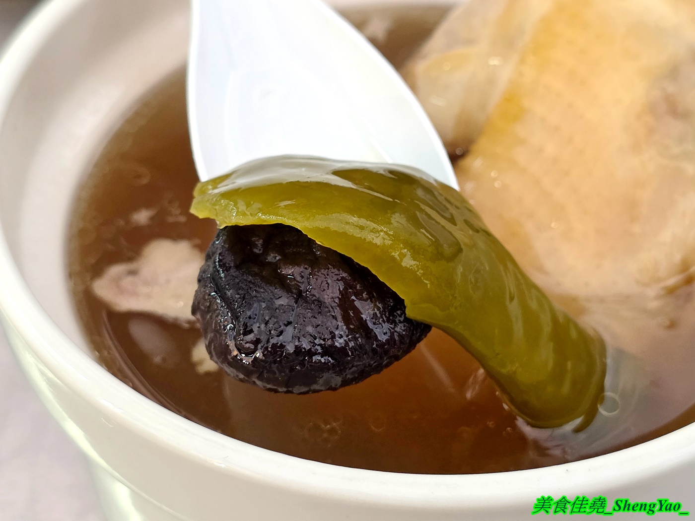 [台中梧棲]圓盅雞湯 – 海線梧棲限定版燉盅雞湯餐車，7種雞湯口味各有特色，雞腿是整隻大骨腿，超霸氣。