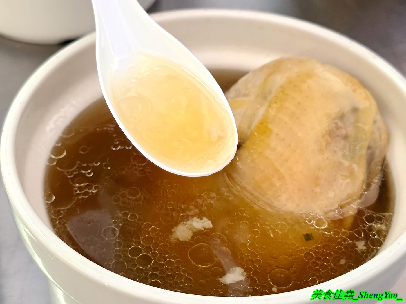 [台中梧棲]圓盅雞湯 – 海線梧棲限定版燉盅雞湯餐車，7種雞湯口味各有特色，雞腿是整隻大骨腿，超霸氣。
