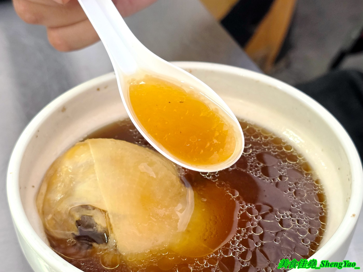 [台中梧棲]圓盅雞湯 – 海線梧棲限定版燉盅雞湯餐車，7種雞湯口味各有特色，雞腿是整隻大骨腿，超霸氣。