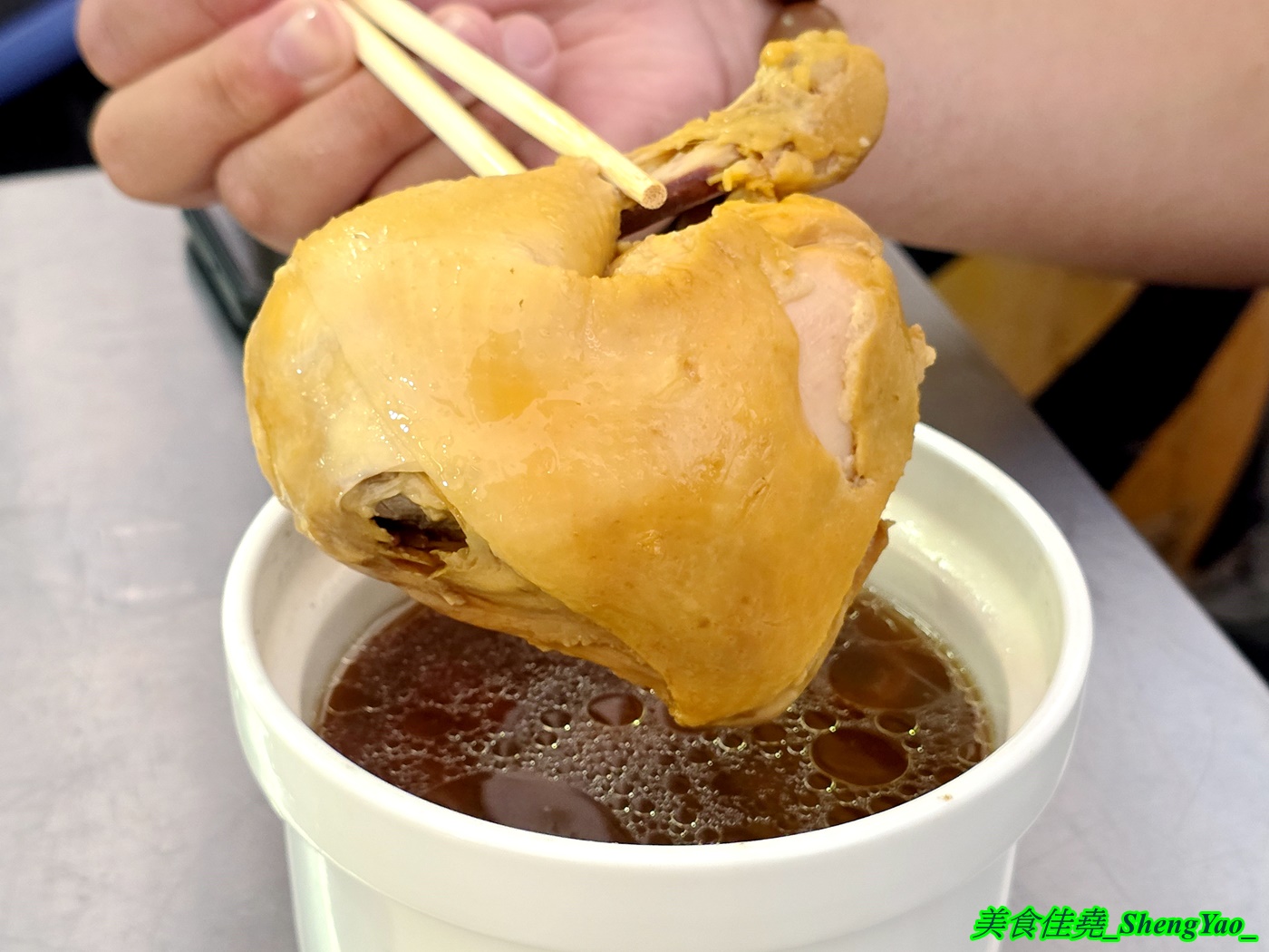 [台中梧棲]圓盅雞湯 – 海線梧棲限定版燉盅雞湯餐車，7種雞湯口味各有特色，雞腿是整隻大骨腿，超霸氣。