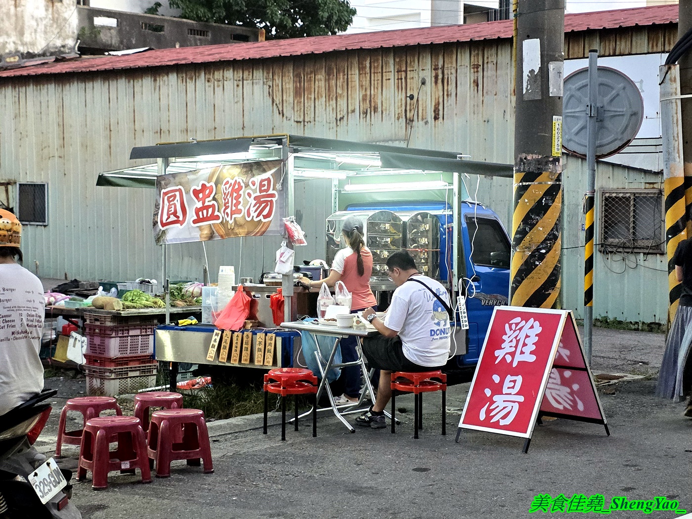 [台中梧棲]圓盅雞湯 – 海線梧棲限定版燉盅雞湯餐車，7種雞湯口味各有特色，雞腿是整隻大骨腿，超霸氣。