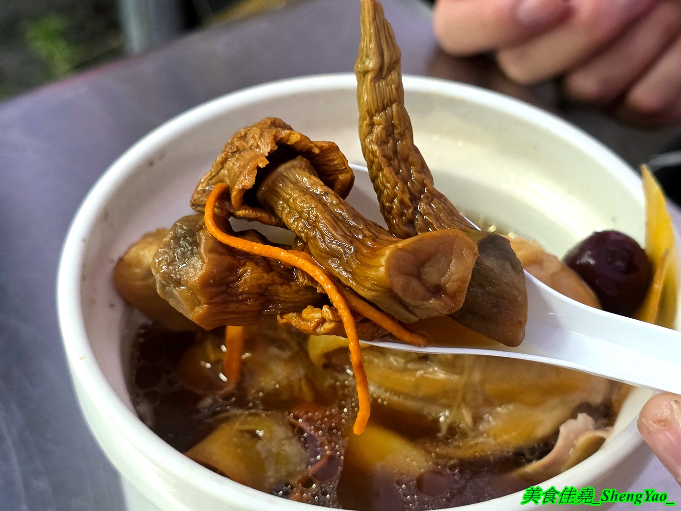 [台中梧棲]圓盅雞湯 – 海線梧棲限定版燉盅雞湯餐車，7種雞湯口味各有特色，雞腿是整隻大骨腿，超霸氣。