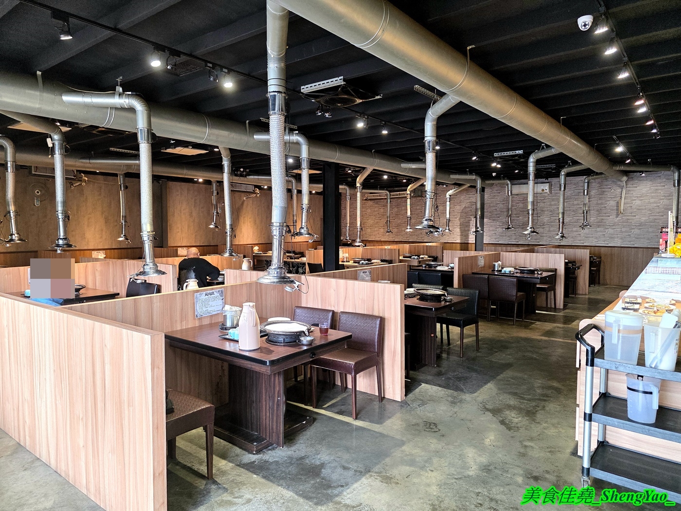 [台中龍井]烤肉殿 燒肉吃到飽 – 台中新開幕的平民燒烤吃到飽，平日午餐兩小時只要399，肉品加海鮮超過30種，還有滷味小菜炸物、打拋豬飯、壽喜牛飯、豬腳飯。