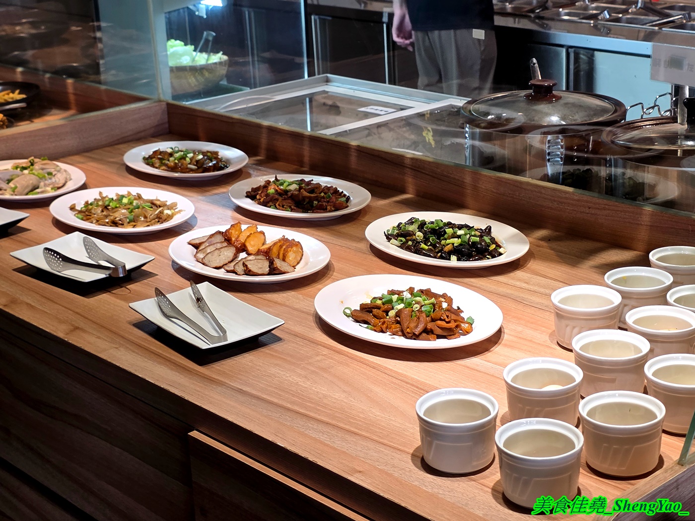[台中龍井]烤肉殿 燒肉吃到飽 – 台中新開幕的平民燒烤吃到飽，平日午餐兩小時只要399，肉品加海鮮超過30種，還有滷味小菜炸物、打拋豬飯、壽喜牛飯、豬腳飯。