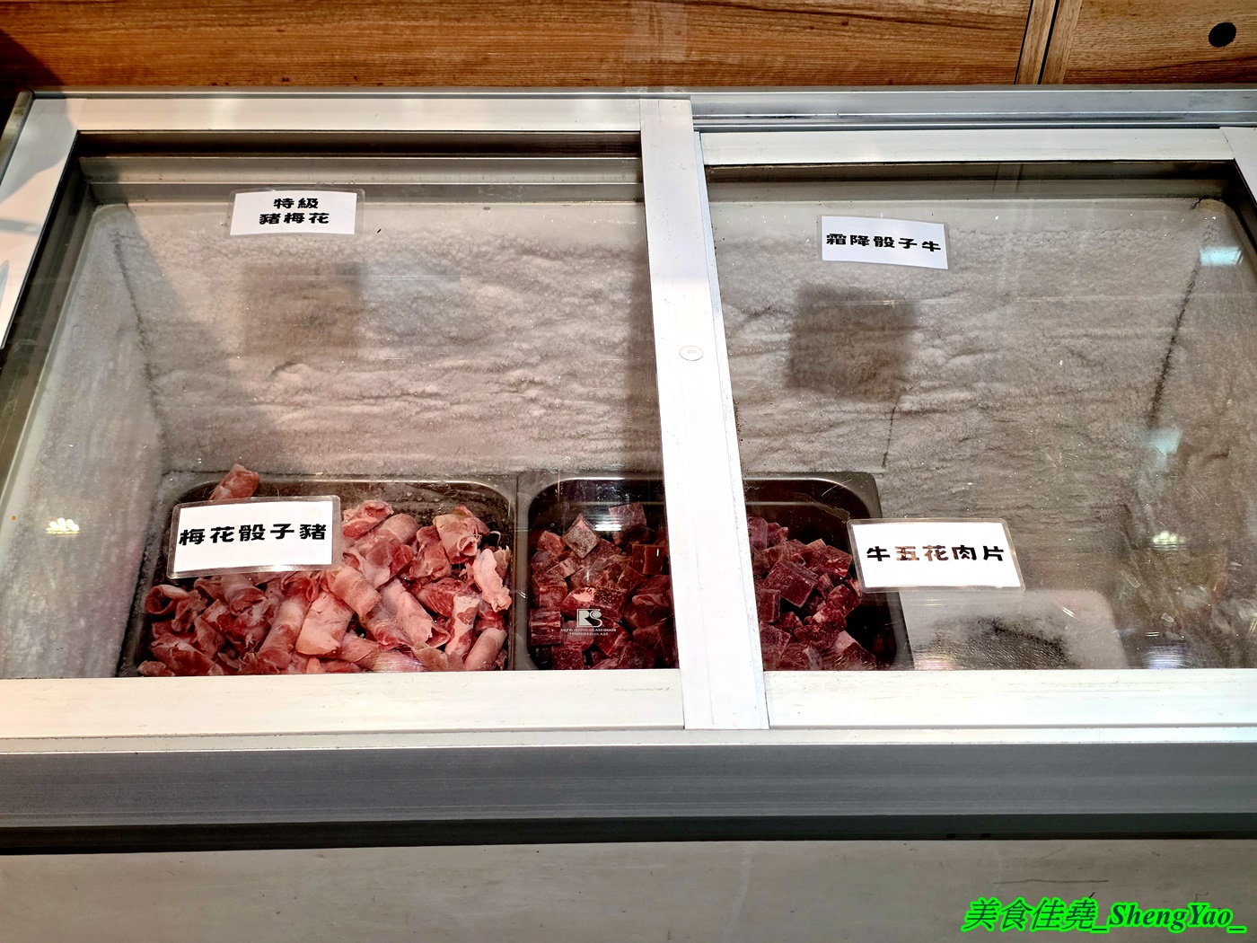 [台中龍井]烤肉殿 燒肉吃到飽 – 台中新開幕的平民燒烤吃到飽，平日午餐兩小時只要399，肉品加海鮮超過30種，還有滷味小菜炸物、打拋豬飯、壽喜牛飯、豬腳飯。