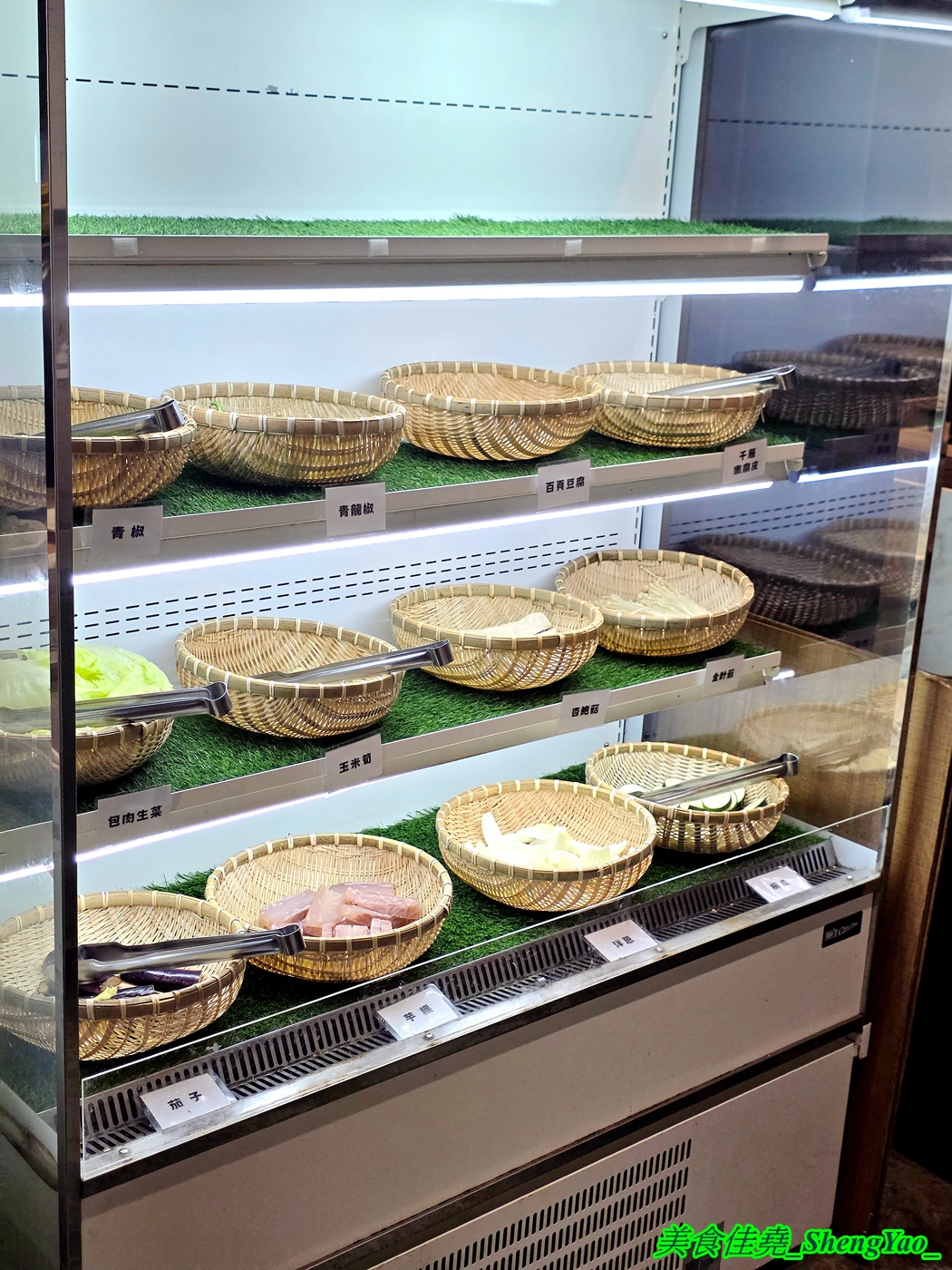 [台中龍井]烤肉殿 燒肉吃到飽 – 台中新開幕的平民燒烤吃到飽，平日午餐兩小時只要399，肉品加海鮮超過30種，還有滷味小菜炸物、打拋豬飯、壽喜牛飯、豬腳飯。