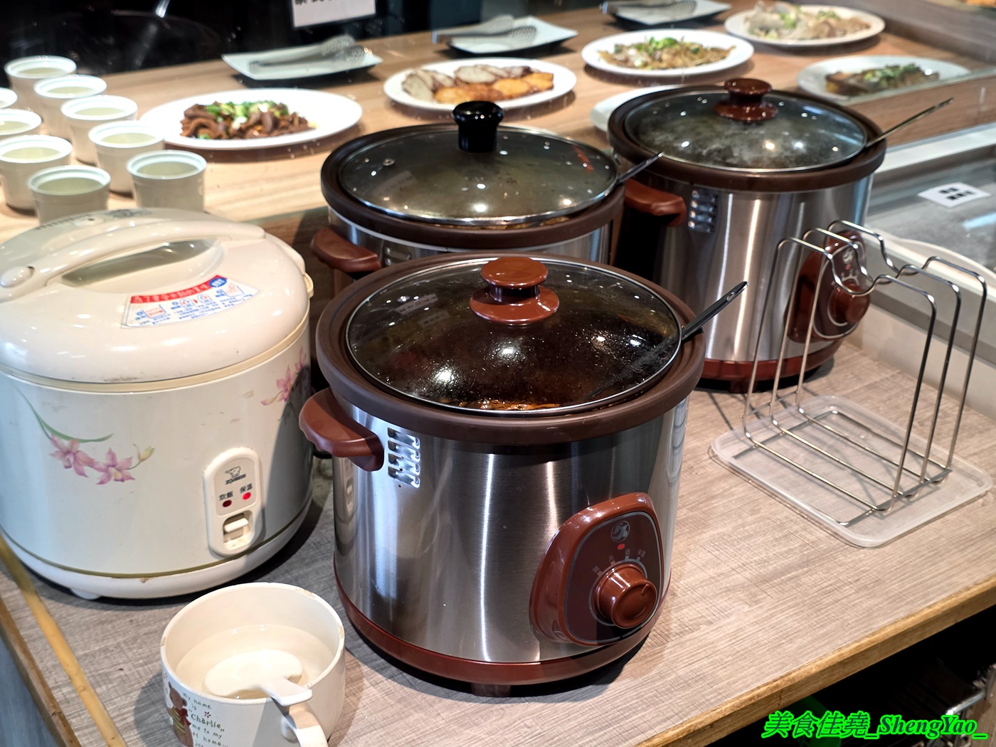[台中龍井]烤肉殿 燒肉吃到飽 – 台中新開幕的平民燒烤吃到飽，平日午餐兩小時只要399，肉品加海鮮超過30種，還有滷味小菜炸物、打拋豬飯、壽喜牛飯、豬腳飯。