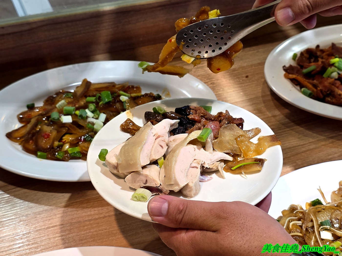 [台中龍井]烤肉殿 燒肉吃到飽 – 台中新開幕的平民燒烤吃到飽，平日午餐兩小時只要399，肉品加海鮮超過30種，還有滷味小菜炸物、打拋豬飯、壽喜牛飯、豬腳飯。