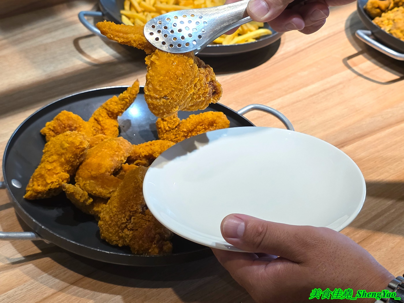 [台中龍井]烤肉殿 燒肉吃到飽 – 台中新開幕的平民燒烤吃到飽，平日午餐兩小時只要399，肉品加海鮮超過30種，還有滷味小菜炸物、打拋豬飯、壽喜牛飯、豬腳飯。