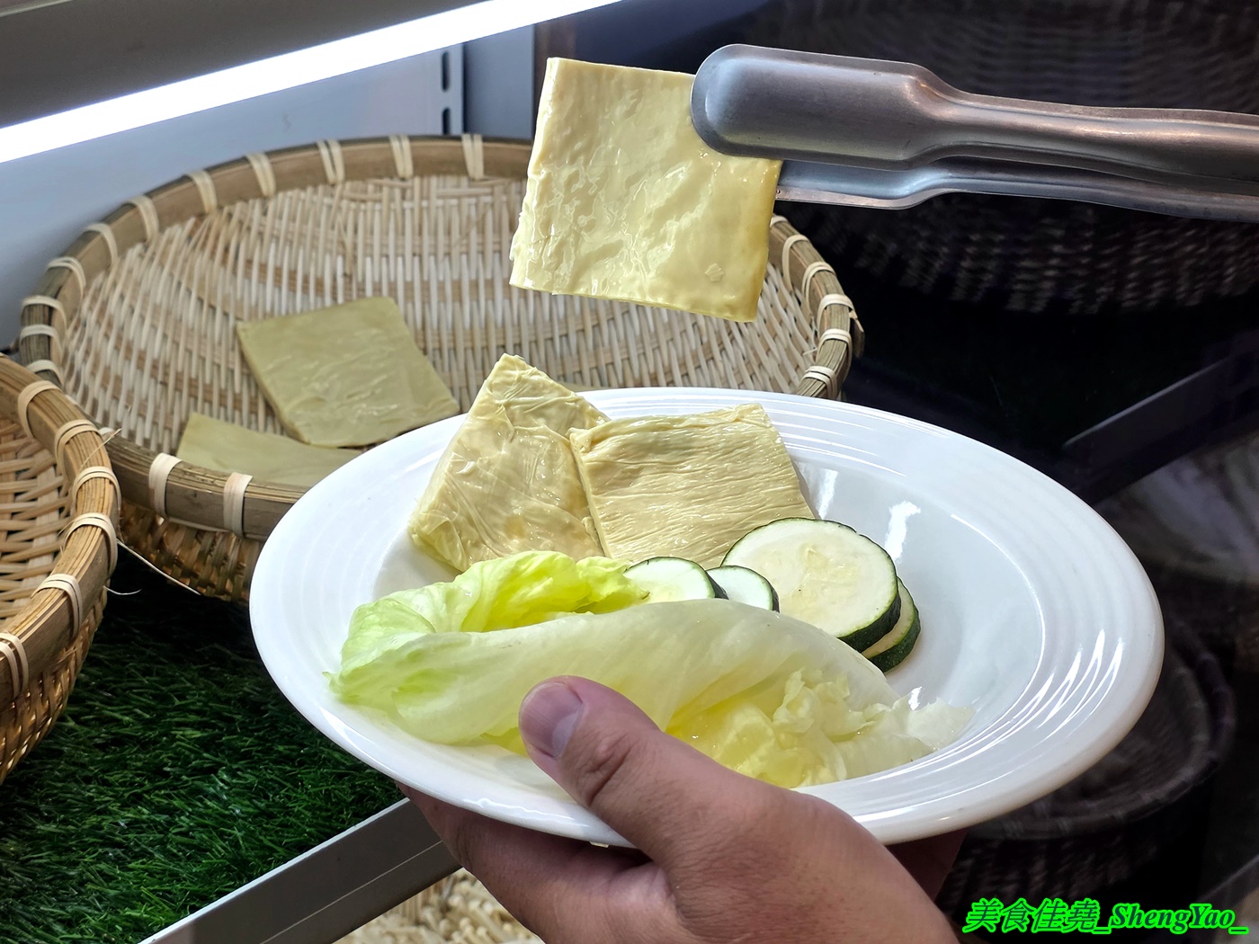 [台中龍井]烤肉殿 燒肉吃到飽 – 台中新開幕的平民燒烤吃到飽，平日午餐兩小時只要399，肉品加海鮮超過30種，還有滷味小菜炸物、打拋豬飯、壽喜牛飯、豬腳飯。