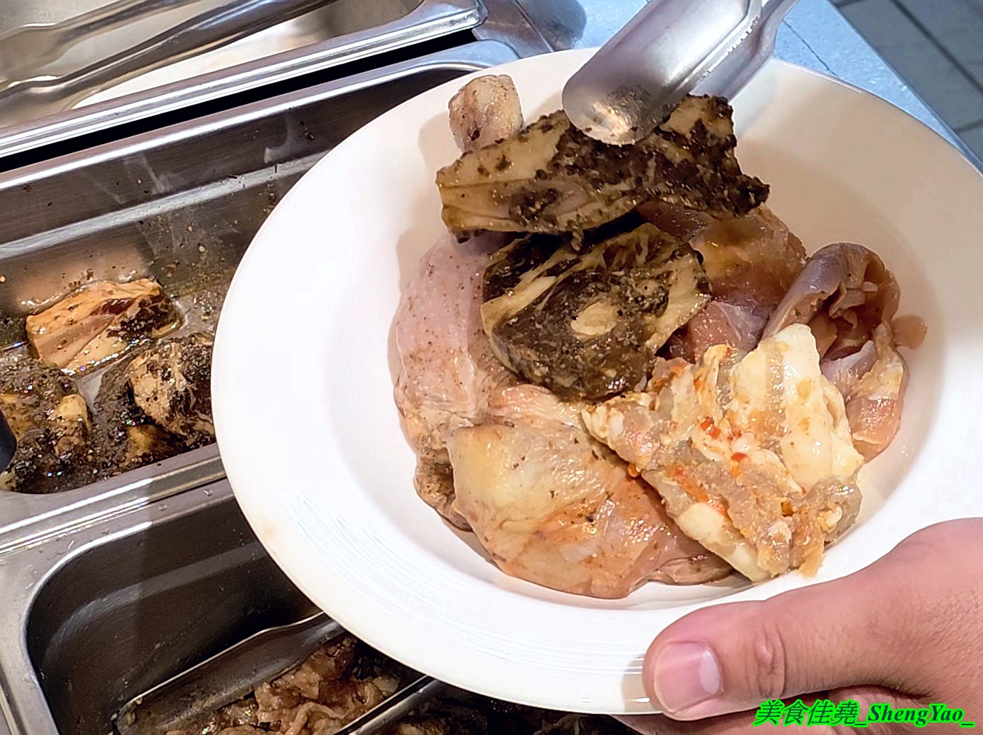 [台中龍井]烤肉殿 燒肉吃到飽 – 台中新開幕的平民燒烤吃到飽，平日午餐兩小時只要399，肉品加海鮮超過30種，還有滷味小菜炸物、打拋豬飯、壽喜牛飯、豬腳飯。