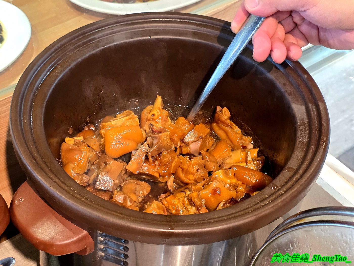 [台中龍井]烤肉殿 燒肉吃到飽 – 台中新開幕的平民燒烤吃到飽，平日午餐兩小時只要399，肉品加海鮮超過30種，還有滷味小菜炸物、打拋豬飯、壽喜牛飯、豬腳飯。