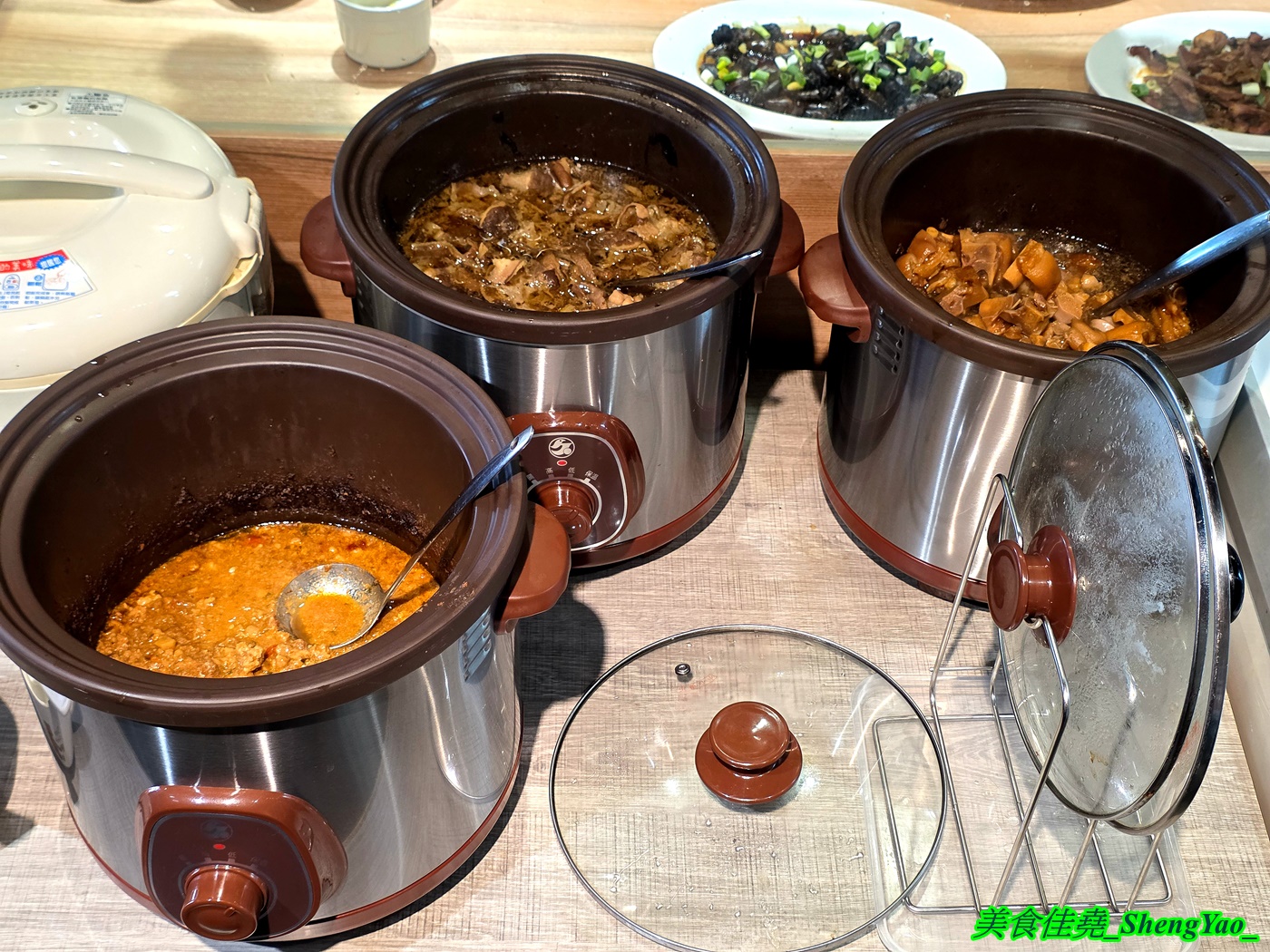 [台中龍井]烤肉殿 燒肉吃到飽 – 台中新開幕的平民燒烤吃到飽，平日午餐兩小時只要399，肉品加海鮮超過30種，還有滷味小菜炸物、打拋豬飯、壽喜牛飯、豬腳飯。