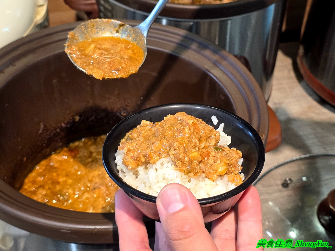[台中龍井]烤肉殿 燒肉吃到飽 – 台中新開幕的平民燒烤吃到飽，平日午餐兩小時只要399，肉品加海鮮超過30種，還有滷味小菜炸物、打拋豬飯、壽喜牛飯、豬腳飯。