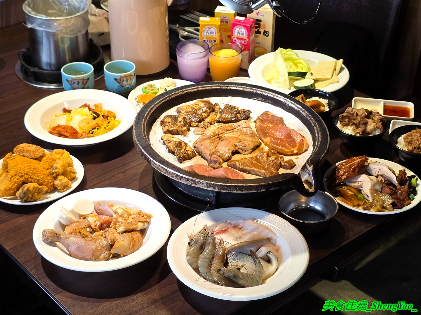 [台中龍井]烤肉殿 燒肉吃到飽 – 台中新開幕的平民燒烤吃到飽，平日午餐兩小時只要399，肉品加海鮮超過30種，還有滷味小菜炸物、打拋豬飯、壽喜牛飯、豬腳飯。