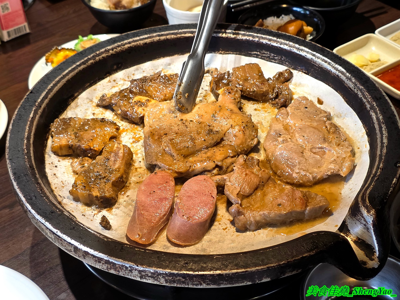 [台中龍井]烤肉殿 燒肉吃到飽 – 台中新開幕的平民燒烤吃到飽，平日午餐兩小時只要399，肉品加海鮮超過30種，還有滷味小菜炸物、打拋豬飯、壽喜牛飯、豬腳飯。