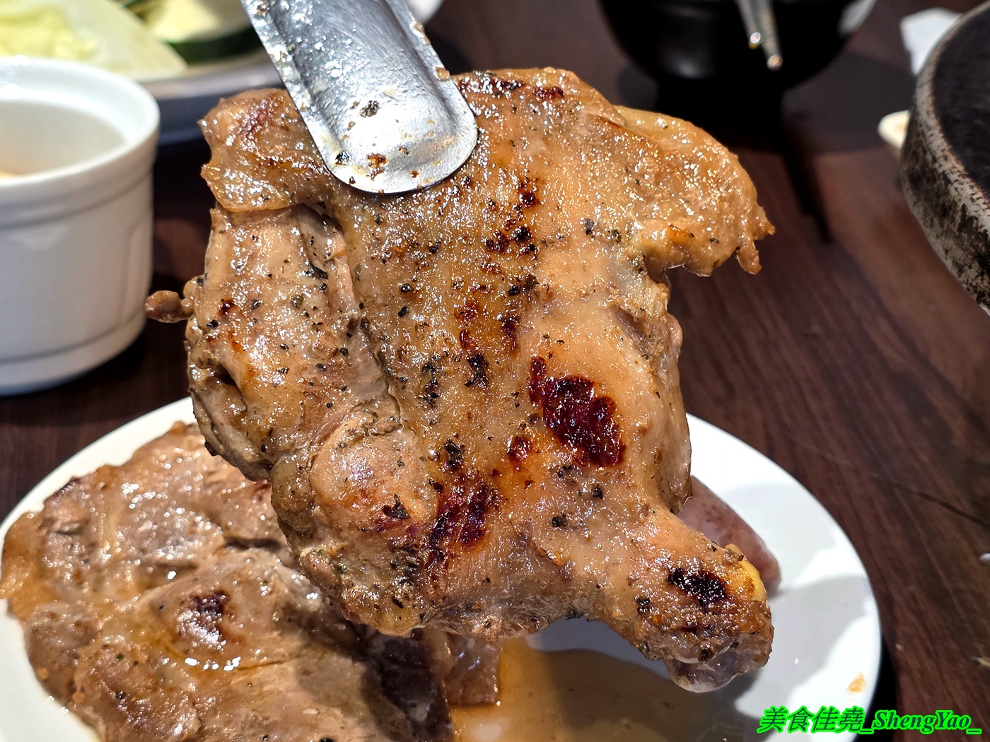 [台中龍井]烤肉殿 燒肉吃到飽 – 台中新開幕的平民燒烤吃到飽，平日午餐兩小時只要399，肉品加海鮮超過30種，還有滷味小菜炸物、打拋豬飯、壽喜牛飯、豬腳飯。