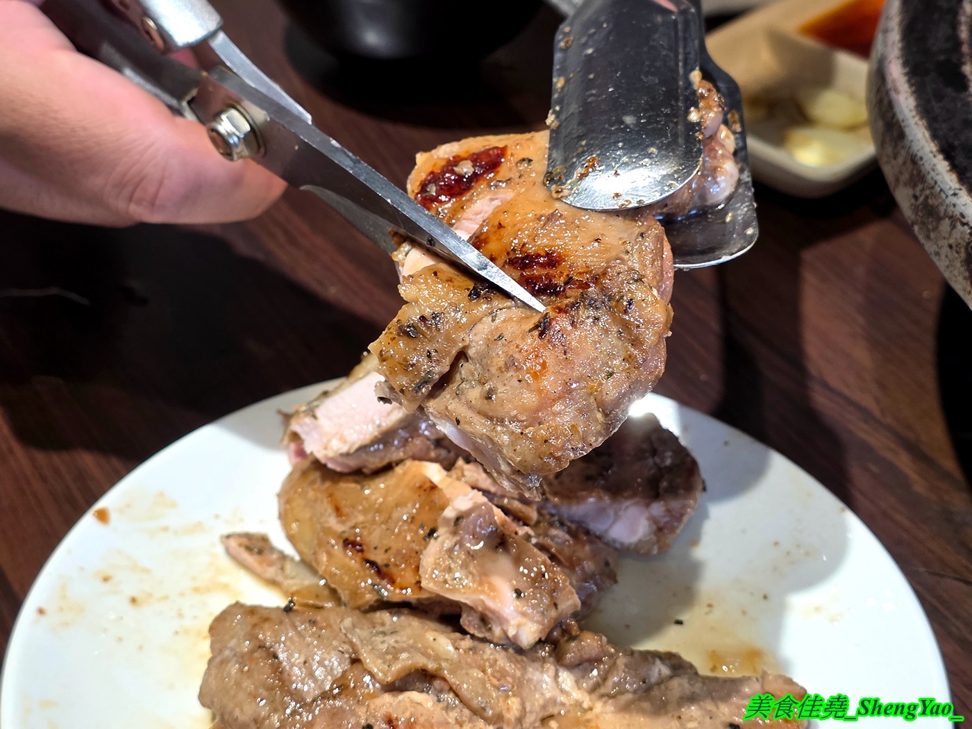 [台中龍井]烤肉殿 燒肉吃到飽 – 台中新開幕的平民燒烤吃到飽，平日午餐兩小時只要399，肉品加海鮮超過30種，還有滷味小菜炸物、打拋豬飯、壽喜牛飯、豬腳飯。