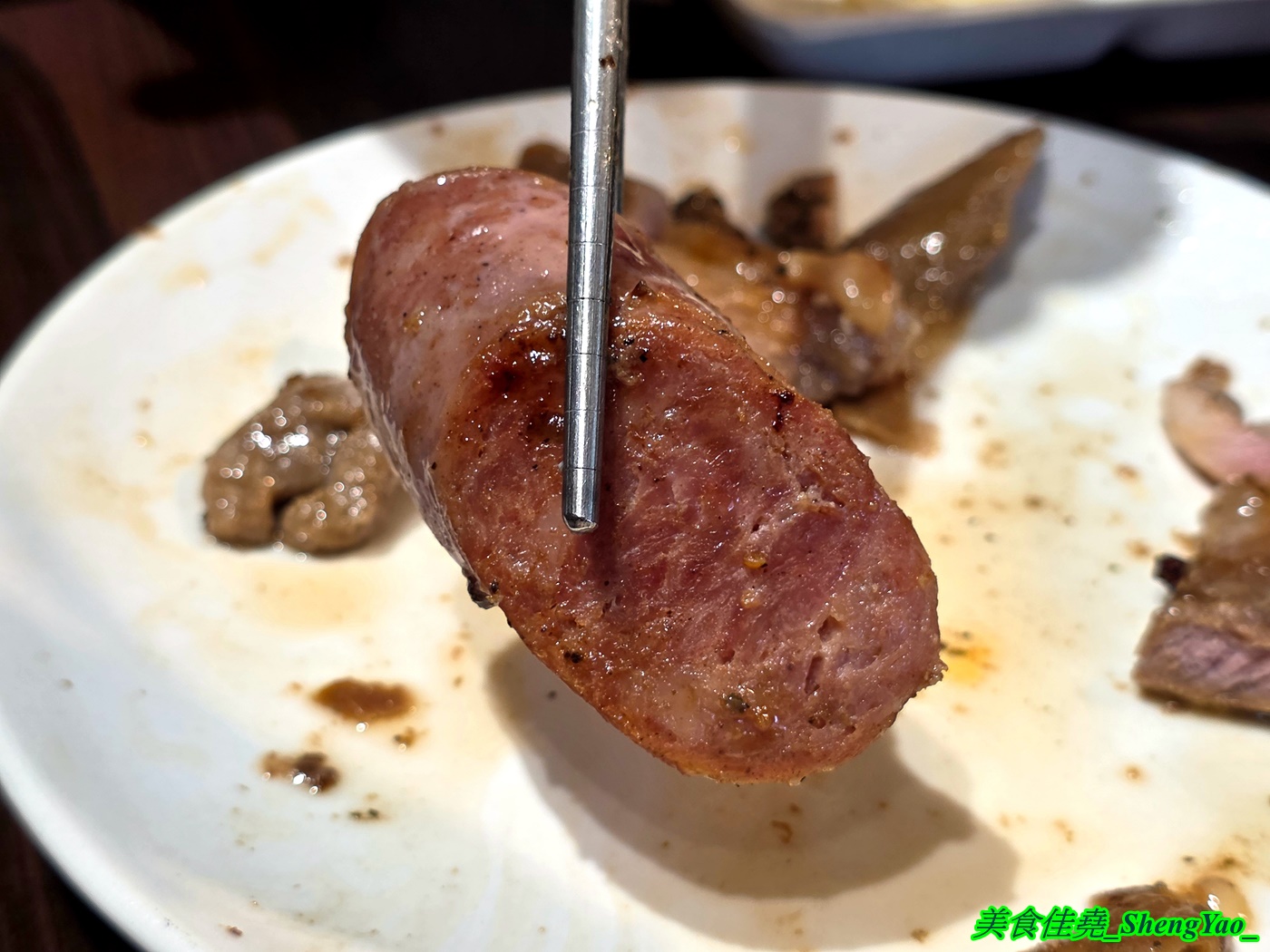 [台中龍井]烤肉殿 燒肉吃到飽 – 台中新開幕的平民燒烤吃到飽，平日午餐兩小時只要399，肉品加海鮮超過30種，還有滷味小菜炸物、打拋豬飯、壽喜牛飯、豬腳飯。