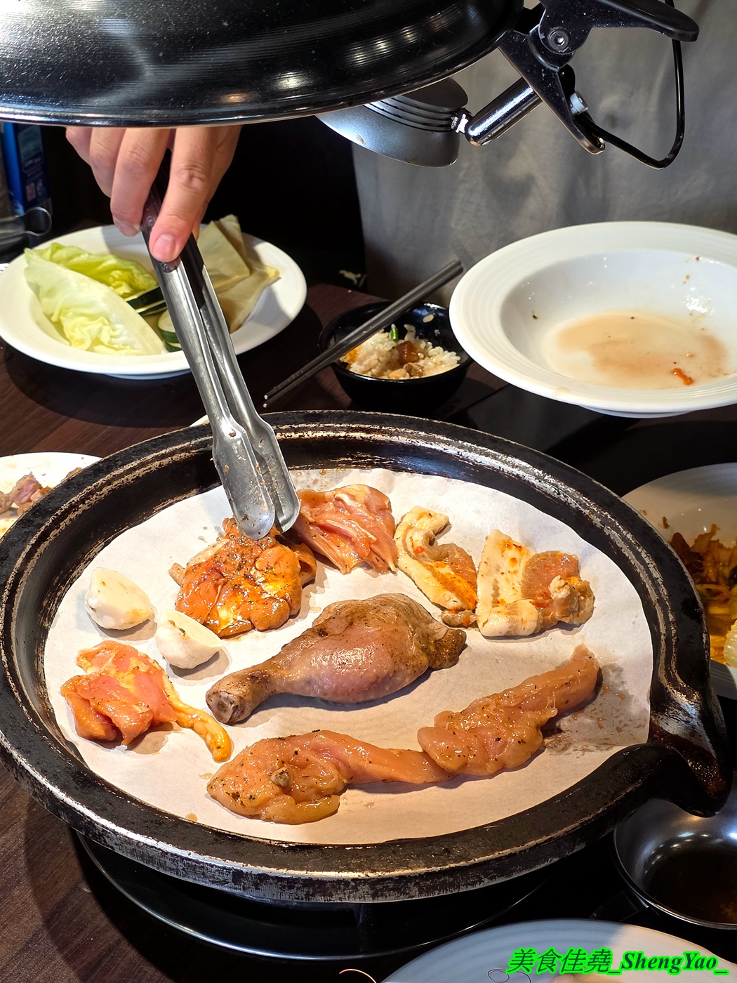 [台中龍井]烤肉殿 燒肉吃到飽 – 台中新開幕的平民燒烤吃到飽，平日午餐兩小時只要399，肉品加海鮮超過30種，還有滷味小菜炸物、打拋豬飯、壽喜牛飯、豬腳飯。