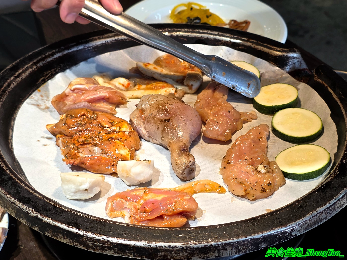 [台中龍井]烤肉殿 燒肉吃到飽 – 台中新開幕的平民燒烤吃到飽，平日午餐兩小時只要399，肉品加海鮮超過30種，還有滷味小菜炸物、打拋豬飯、壽喜牛飯、豬腳飯。