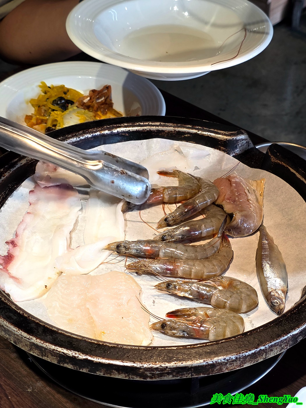 [台中龍井]烤肉殿 燒肉吃到飽 – 台中新開幕的平民燒烤吃到飽，平日午餐兩小時只要399，肉品加海鮮超過30種，還有滷味小菜炸物、打拋豬飯、壽喜牛飯、豬腳飯。