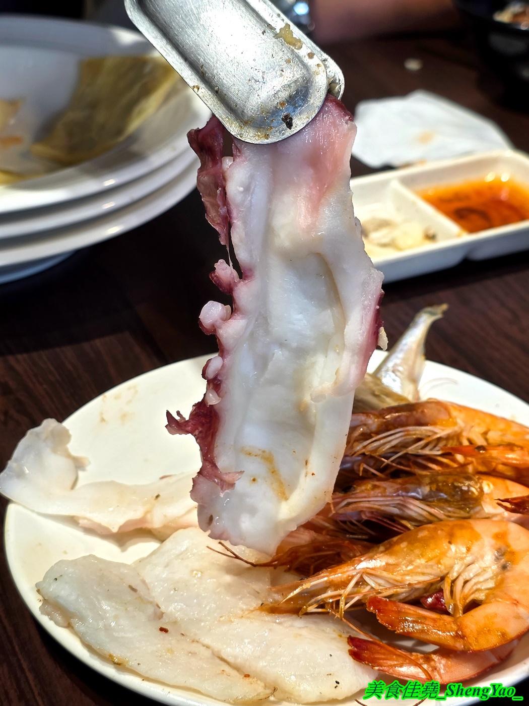 [台中龍井]烤肉殿 燒肉吃到飽 – 台中新開幕的平民燒烤吃到飽，平日午餐兩小時只要399，肉品加海鮮超過30種，還有滷味小菜炸物、打拋豬飯、壽喜牛飯、豬腳飯。