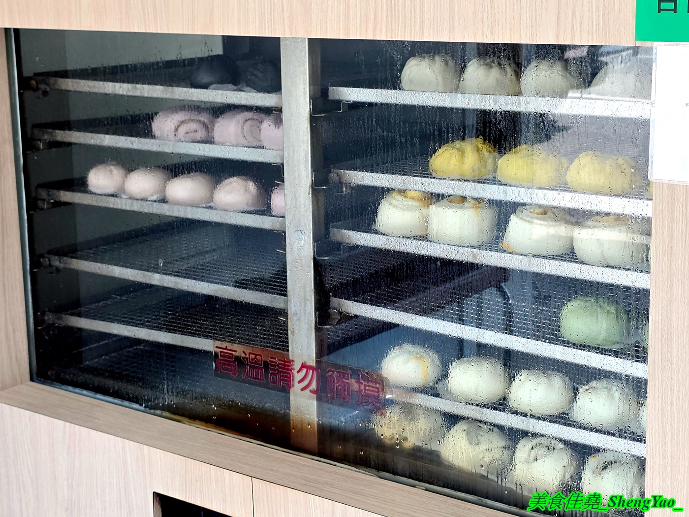 [台中沙鹿]鼎Q包子 沙鹿靜宜店 – 海線新開幕精品包子店，來自大雅的20年老麵包子品牌，包子饅頭皆使用老麵麵糰製作，口味特別，除了現蒸熟食還有販售冷凍家庭包。