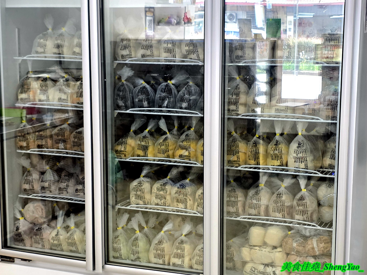 [台中沙鹿]鼎Q包子 沙鹿靜宜店 – 海線新開幕精品包子店，來自大雅的20年老麵包子品牌，包子饅頭皆使用老麵麵糰製作，口味特別，除了現蒸熟食還有販售冷凍家庭包。