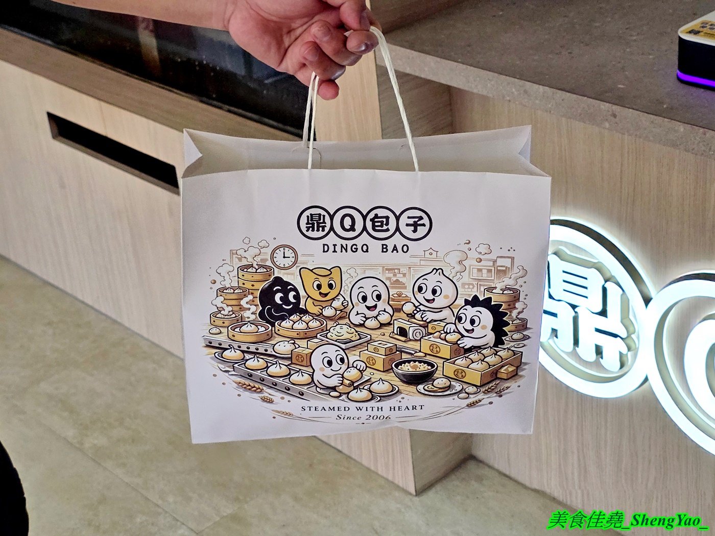 [台中沙鹿]鼎Q包子 沙鹿靜宜店 – 海線新開幕精品包子店，來自大雅的20年老麵包子品牌，包子饅頭皆使用老麵麵糰製作，口味特別，除了現蒸熟食還有販售冷凍家庭包。