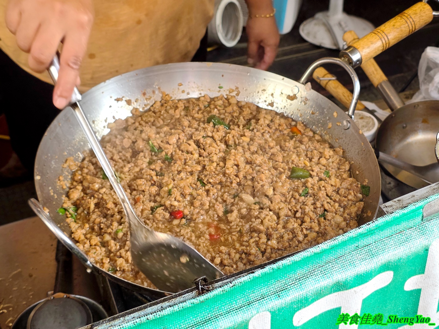 [台中清水]清水打拋飯 – 清水在地隱藏版美食，泰國闆娘好吃打拋豬肉飯，還有鴨肉丸炒紅咖哩飯也很推，大份加荷包蛋不到百元超佛心。
