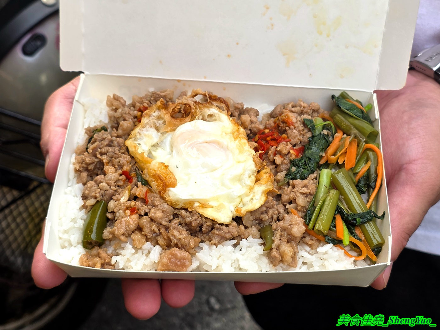[台中清水]清水打拋飯 – 清水在地隱藏版美食，泰國闆娘好吃打拋豬肉飯，還有鴨肉丸炒紅咖哩飯也很推，大份加荷包蛋不到百元超佛心。