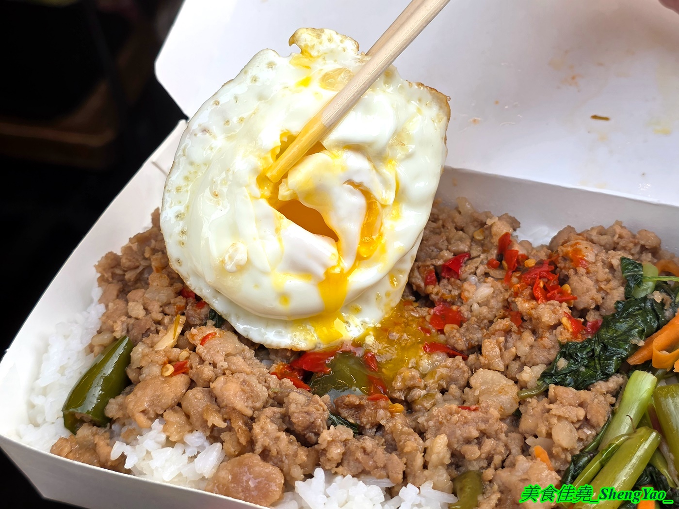 [台中清水]清水打拋飯 – 清水在地隱藏版美食，泰國闆娘好吃打拋豬肉飯，還有鴨肉丸炒紅咖哩飯也很推，大份加荷包蛋不到百元超佛心。