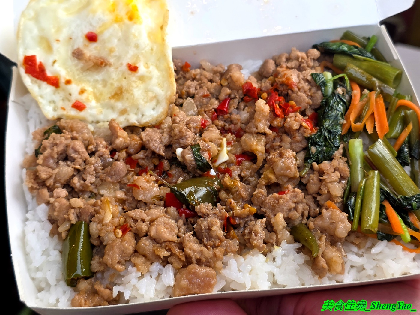 [台中清水]清水打拋飯 – 清水在地隱藏版美食，泰國闆娘好吃打拋豬肉飯，還有鴨肉丸炒紅咖哩飯也很推，大份加荷包蛋不到百元超佛心。