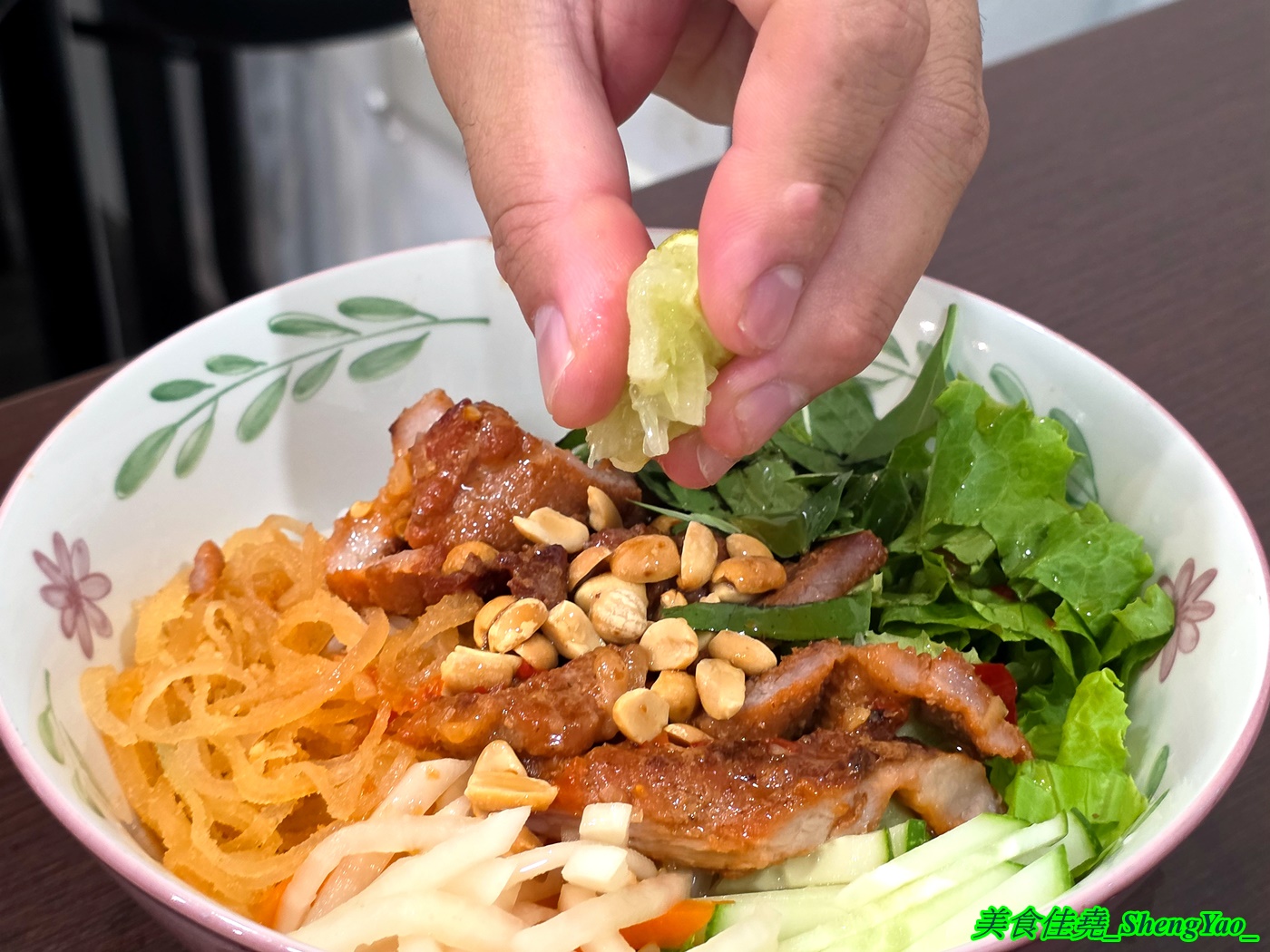 [台中沙鹿]HUONG TRA 香茶越南料理 – 海線新開幕越南料理，吃得到很少見的越南小煎餅和蒸米捲，口味不錯又便宜，內用免費飲料喝到飽。