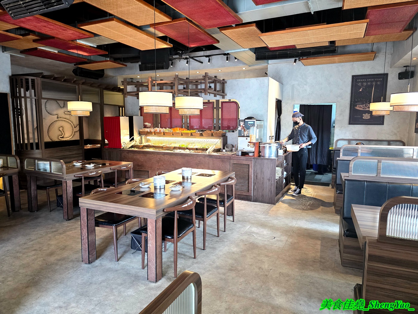 [台中沙鹿]尚石苑石頭火鍋 沙鹿店 – 海線屹立不搖的人氣火鍋店，魷魚螺肉蒜鍋新上市，野菜吧蛤蠣無限供應中，熟食區還有情人果。