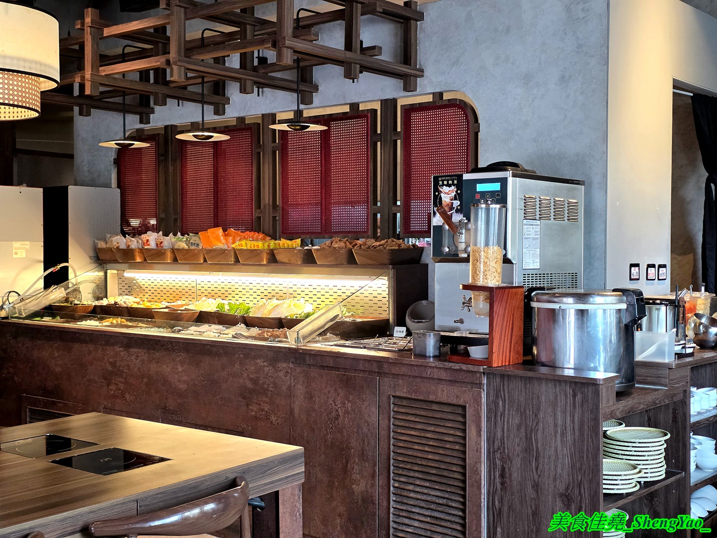 [台中沙鹿]尚石苑石頭火鍋 沙鹿店 – 海線屹立不搖的人氣火鍋店，魷魚螺肉蒜鍋新上市，野菜吧蛤蠣無限供應中，熟食區還有情人果。