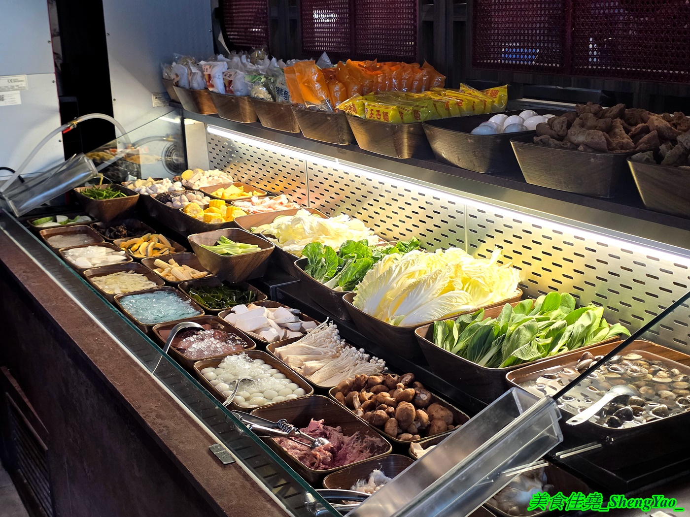 [台中沙鹿]尚石苑石頭火鍋 沙鹿店 – 海線屹立不搖的人氣火鍋店，魷魚螺肉蒜鍋新上市，野菜吧蛤蠣無限供應中，熟食區還有情人果。