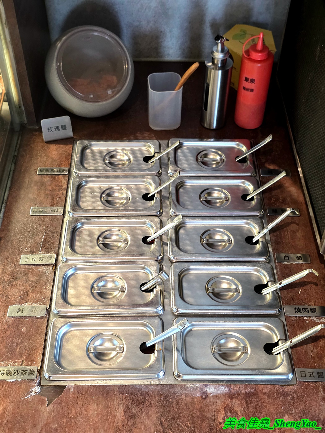 [台中沙鹿]尚石苑石頭火鍋 沙鹿店 – 海線屹立不搖的人氣火鍋店，魷魚螺肉蒜鍋新上市，野菜吧蛤蠣無限供應中，熟食區還有情人果。