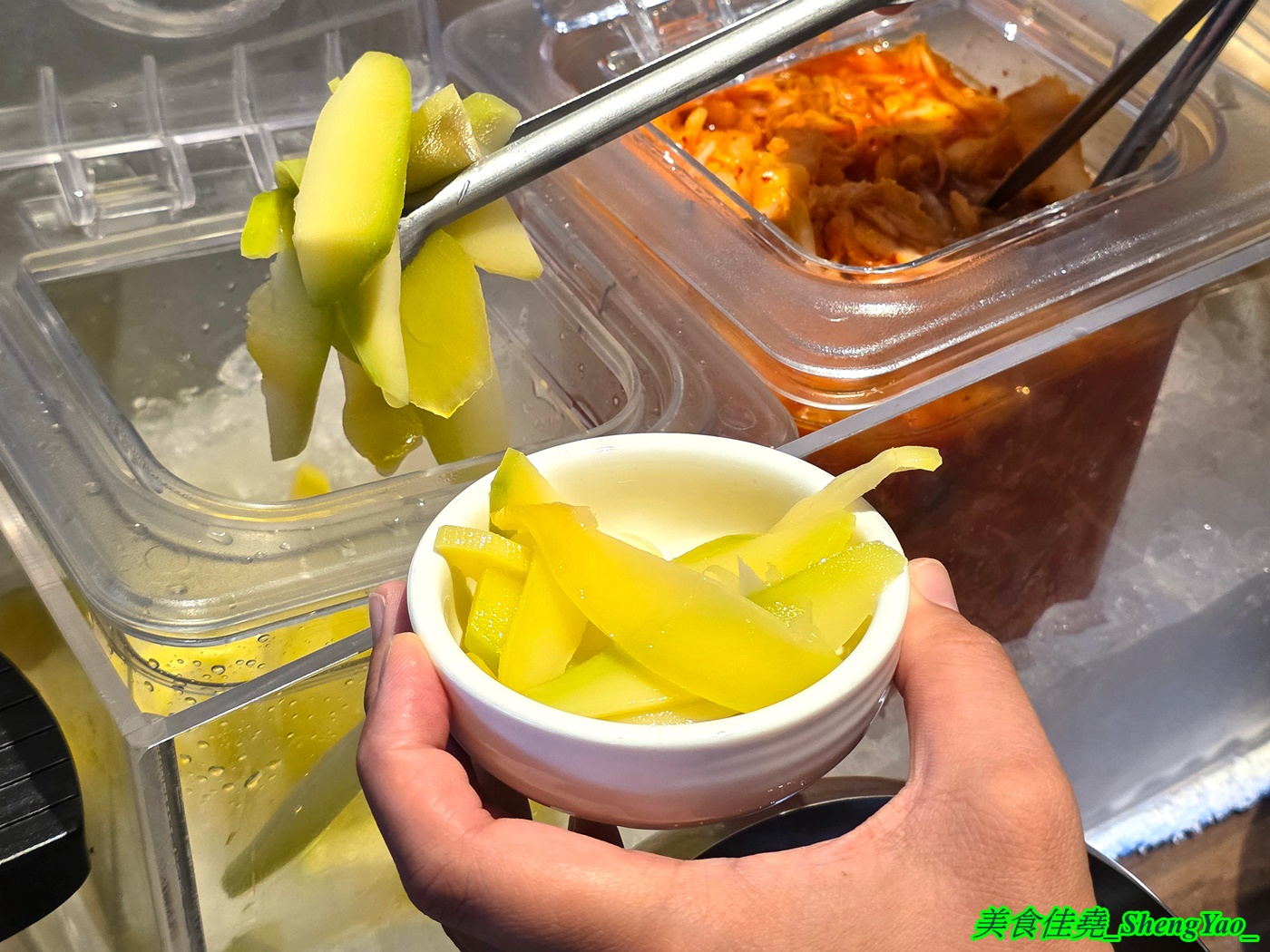 [台中沙鹿]尚石苑石頭火鍋 沙鹿店 – 海線屹立不搖的人氣火鍋店，魷魚螺肉蒜鍋新上市，野菜吧蛤蠣無限供應中，熟食區還有情人果。