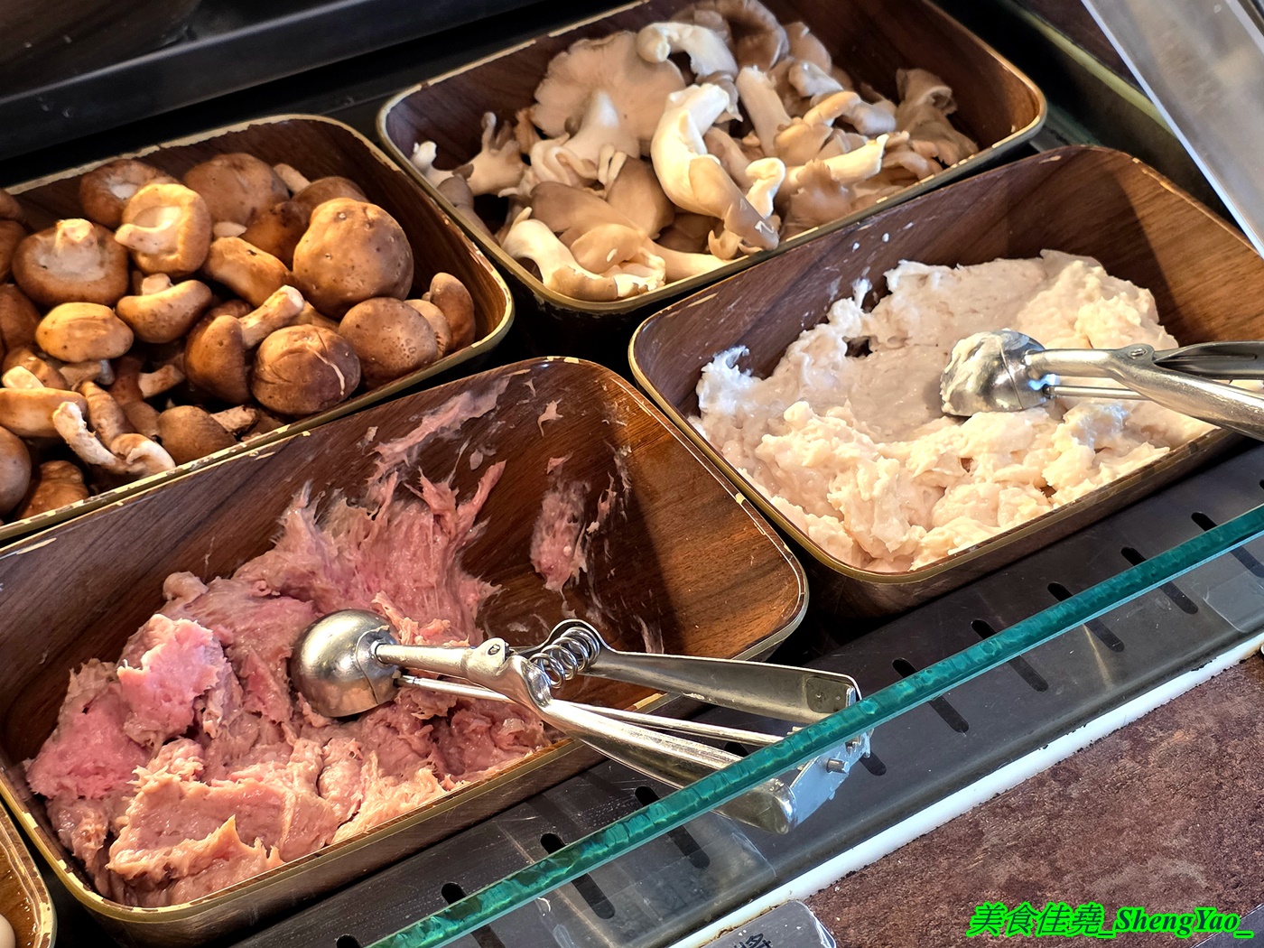 [台中沙鹿]尚石苑石頭火鍋 沙鹿店 – 海線屹立不搖的人氣火鍋店，魷魚螺肉蒜鍋新上市，野菜吧蛤蠣無限供應中，熟食區還有情人果。