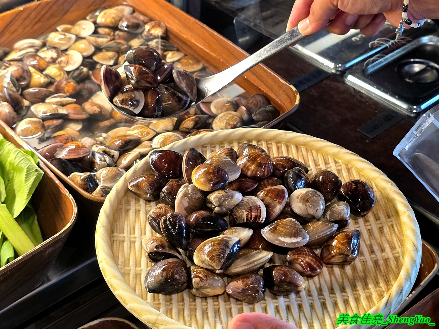 [台中沙鹿]尚石苑石頭火鍋 沙鹿店 – 海線屹立不搖的人氣火鍋店，魷魚螺肉蒜鍋新上市，野菜吧蛤蠣無限供應中，熟食區還有情人果。