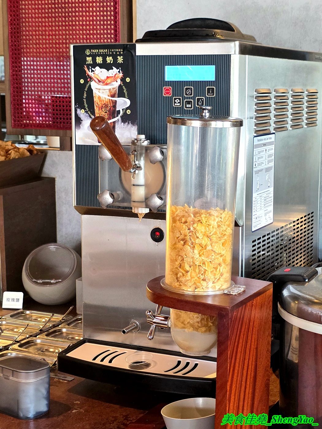 [台中沙鹿]尚石苑石頭火鍋 沙鹿店 – 海線屹立不搖的人氣火鍋店，魷魚螺肉蒜鍋新上市，野菜吧蛤蠣無限供應中，熟食區還有情人果。